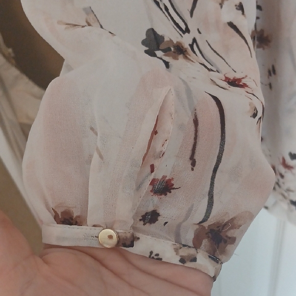 White House Black Market Floral Blouse - Open Shoulder Design - Picture 4 of 6